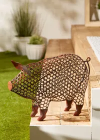 CHICKEN WIRE PIG SCULPTURE